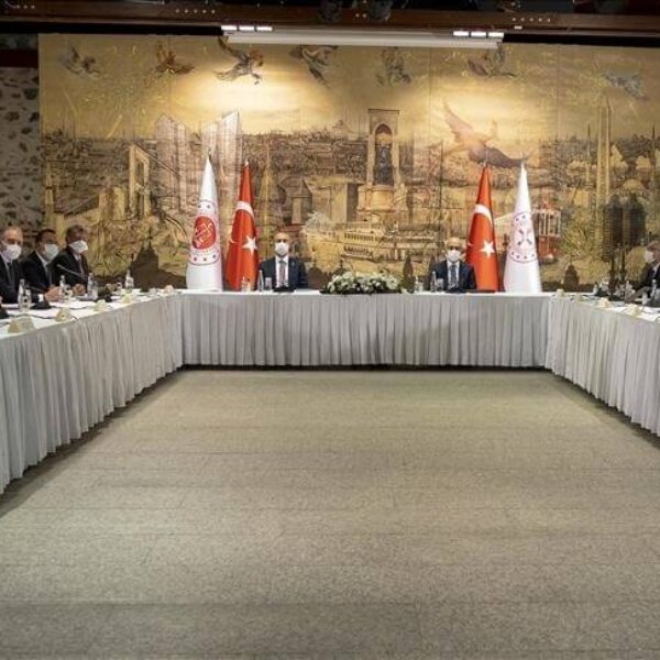 وزيرا المالية والعدل يلتقيان رجال أعمال في اسطنبول